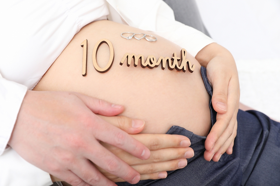 妊娠１０か月の写真　エンゲージリングをあしらって・・