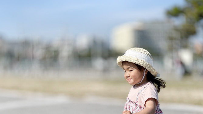 頭の上に広がりがある構図