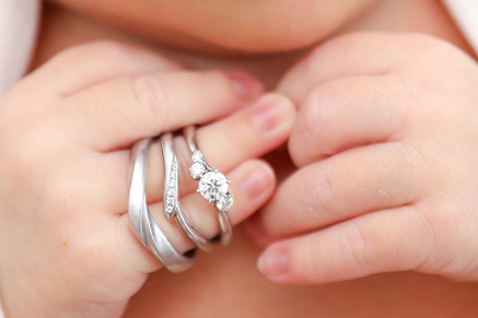 パパとママの指輪をはめて撮る　ニューボーンフォト